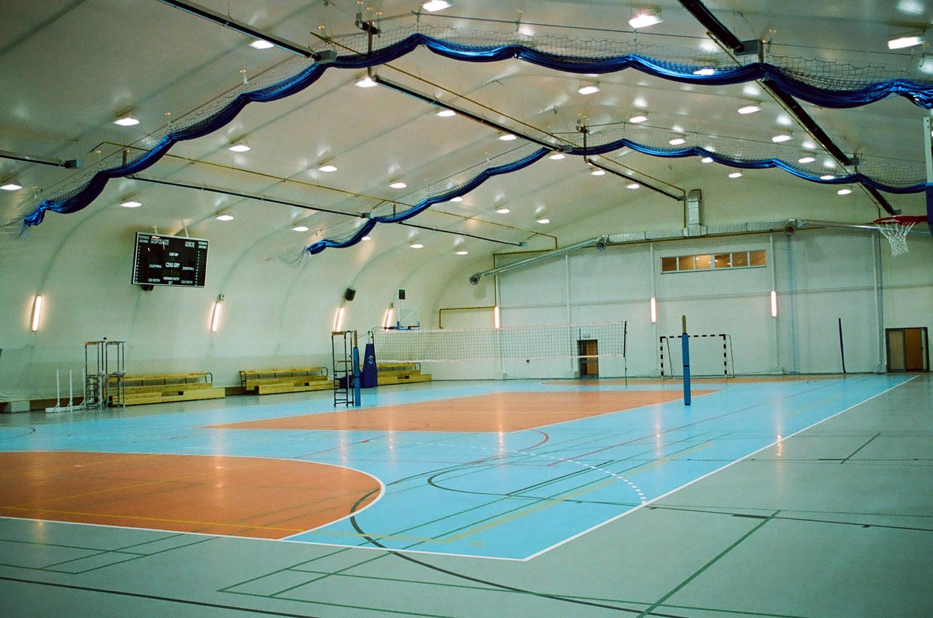 zdjęcie hali sportowej uniwersytetu warszawskiego