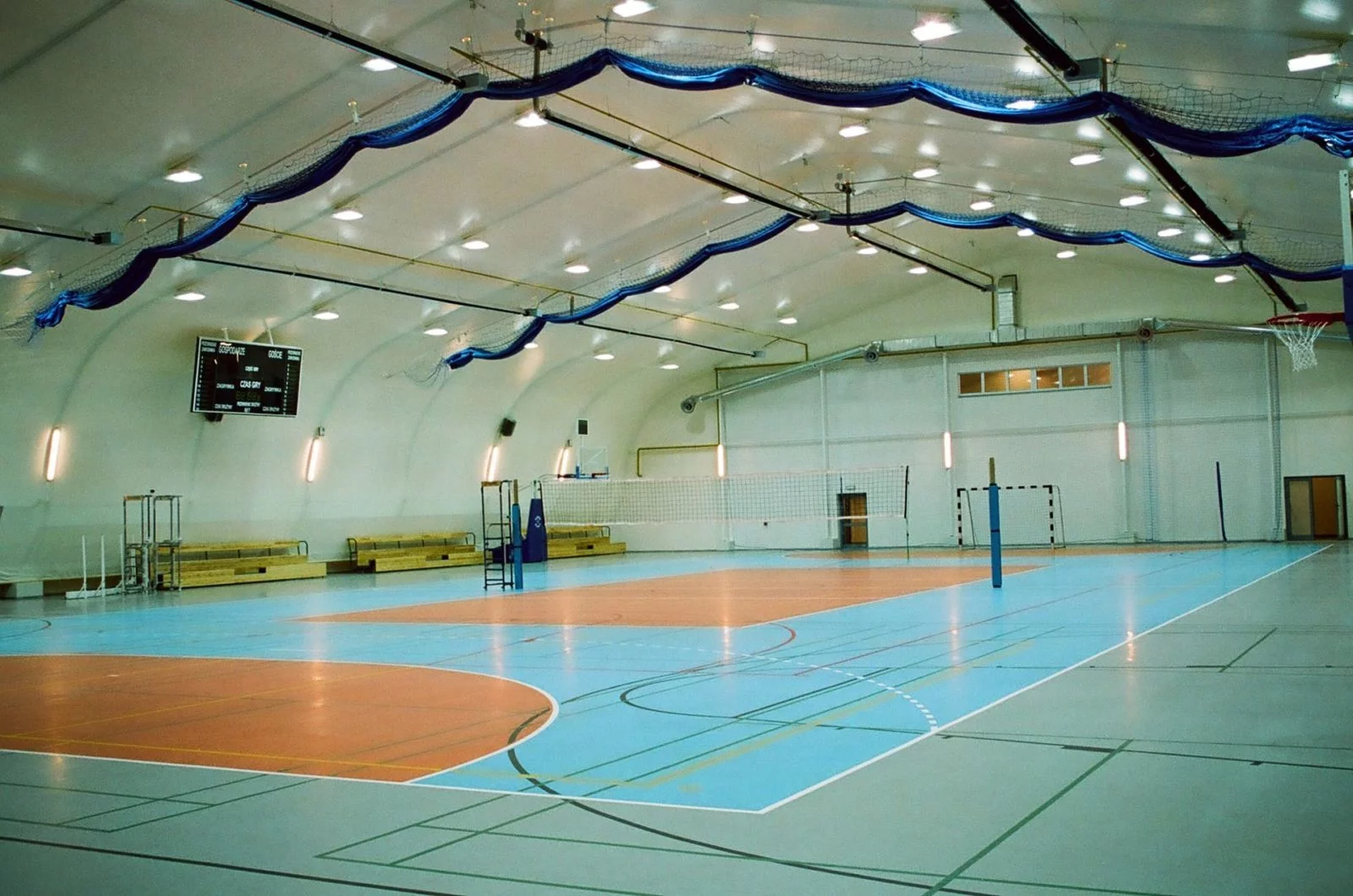 zdjęcie hali sportowej uniwersytetu warszawskiego
